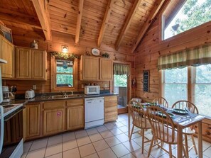 Ferienhütte, Mehrere Betten, Whirlpool, Bergblick | Eigene Küche | Kühlschrank, Mikrowelle, Herdplatte, Geschirrspüler