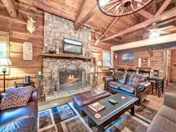 Cabin, Multiple Beds, Hot Tub, Mountain View | Living room