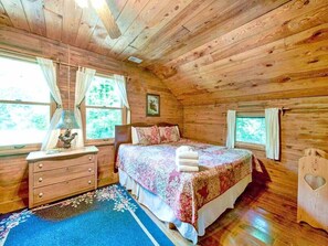 Room - Twin Creeks, 4 Bedrooms, Rustic Lodge, Hot Tub, Pool Table, Sleeps 14 (Gatlinburg)