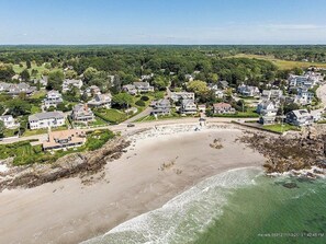 Plage à proximité, chaises longues