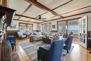 Télévision, cheminée, baby-foot, table de tennis de table