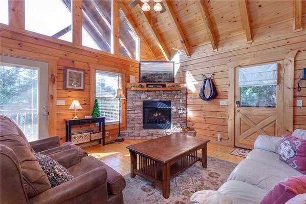 Cabin, Multiple Beds, Hot Tub, Pool View | Living room