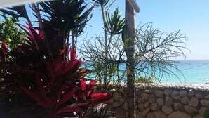 A stone wall with a view of the ocean. - Ecolodge Vistamar (Enriquillo)