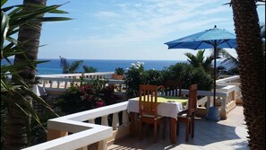 Outdoor dining - Ecolodge Vistamar (Enriquillo)