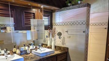 Une cuisine moderne avec un plafond en bois, un meuble-lavabo à deux vasques et un réfrigérateur.