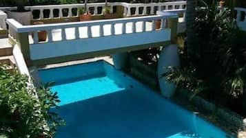Hồ bơi ngoài trời