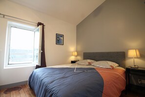 4 bedrooms, iron/ironing board, travel cot, free WiFi