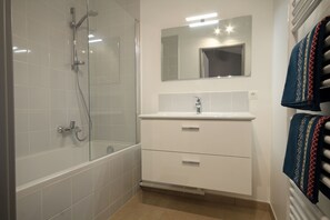 Combined shower/tub, towels, toilet paper