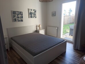 3 bedrooms, iron/ironing board, WiFi, bed sheets