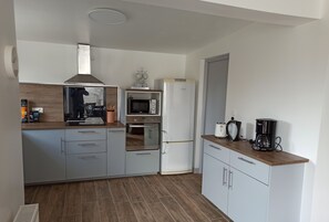 Fridge, microwave, oven, stovetop - comfortable house on the ground floor, terrace, 15 minutes from the beaches, pets allowed (surzur)