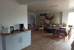 Interior - comfortable house on the ground floor, terrace, 15 minutes from the beaches, pets allowed (surzur)