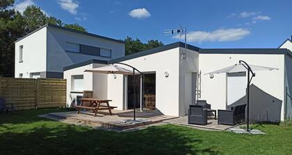 maison confortable plein pied, terrasse , 15 minutes des plages, animaux admis