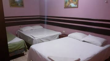 Triple Room (2 Camas matrimonial y 1 individual) | Iron/ironing board, free WiFi, bed sheets