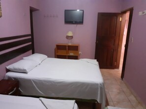 Double Room (1 cama matrimonial y cama individua) | Iron/ironing board, free WiFi, bed sheets - Hotel Emporio Maya (Copan Ruinas)