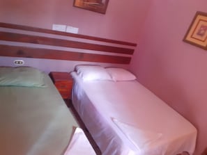 Tabla de planchar con plancha, wifi gratis y ropa de cama 