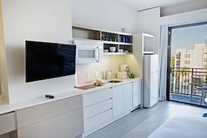 Fridge, microwave, dishwasher, coffee/tea maker