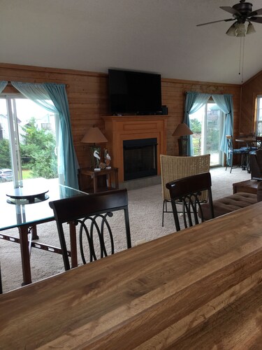 4 BR Oceanside easy beach access - home feeling!