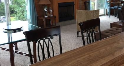 4 BR Oceanside easy beach access - home feeling!