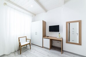 Deluxe Double or Twin Room, 1 Double or 2 Twin Beds | Television - La Promenade (Olbia)