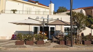 Un bâtiment sur lequel on peut lire l’inscription « La Provenza », avec une terrasse extérieure dotée de parasols.