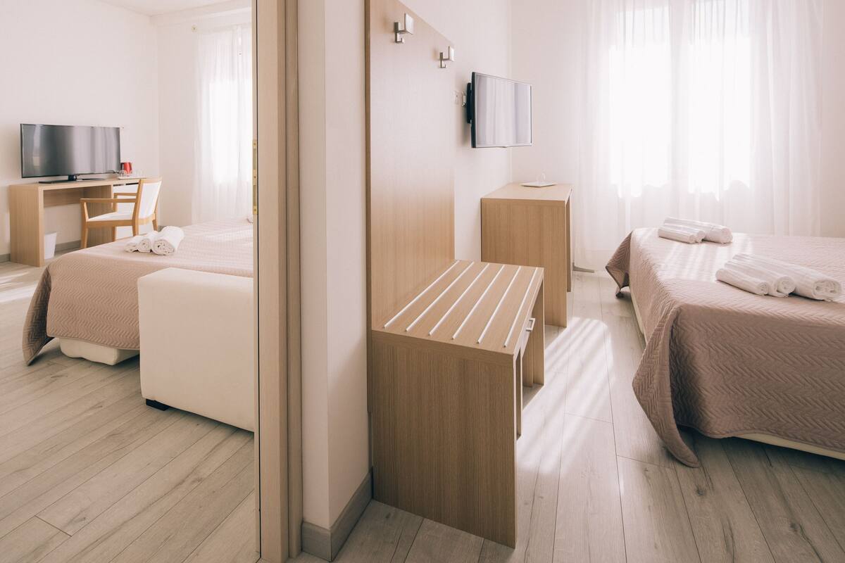 ห้องดีลักซ์ส  ำหรับสี่ท่าน, 2 ห้องนอน, วิวทะเล | มินิบาร์, ตู้นิรภัยในห้องพัก, โต๊ะทำงาน, พื้นที่ทำงานแบบใช้แล็ปท็อป