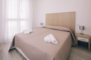 غرفة ديلوكس مزدوجة أو بسريرين منفصلين - سرير مزدوج أو سريران فرديان | ميني بار وخزنة داخل الغرفة ومكتب ومساحة عمل للكمبيوتر المحمول