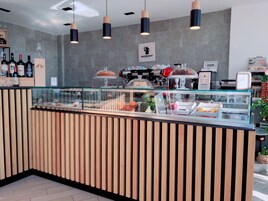 Daily cooked-to-order breakfast (EUR 7.00 per person)