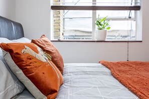 Desk, iron/ironing board, free WiFi, bed sheets - Studio Flat near Victoria Station (London)