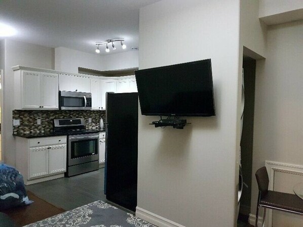 1 bedroom, iron/ironing board, WiFi, bed sheets - Maple Syrup Bedroom S (Fort McMurray)