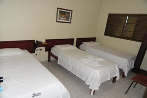 Free WiFi, bed sheets - Hotel Sampaio (Itumbiara)