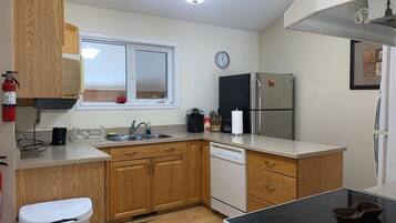 Réfrigérateur, surface de cuisson, lave-vaisselle