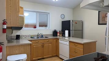 Réfrigérateur, surface de cuisson, lave-vaisselle