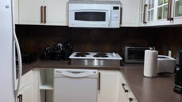 Réfrigérateur, plaque de cuisson, lave-vaisselle