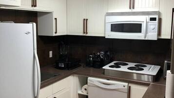 Fridge, stovetop, dishwasher