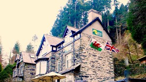 Un edificio de piedra con un letrero que dice 'Vagabond Bunkhouse'.