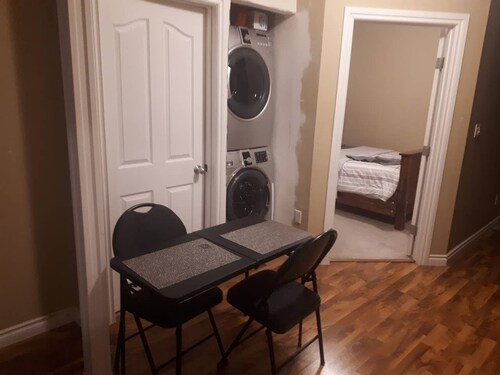 Eazi Basement Suite mit eigenem Eingang