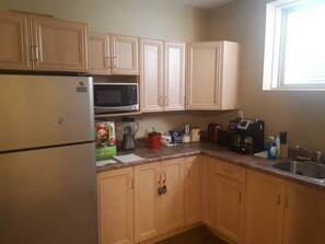 Réfrigérateur, plaque de cuisson, cafetière/bouilloire