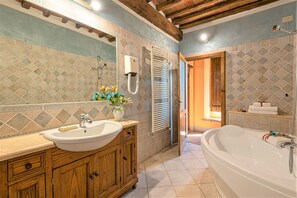 Bidet, towels