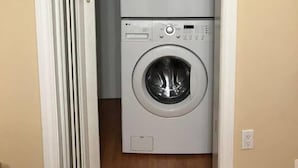 Una sala de bugaderia amb dues rentadores superposades.