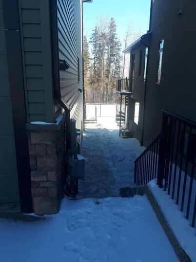 EaziRose Basement Suite with Separate Entrance