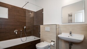 Secadora de cabello, toallas, jabón, papel de baño