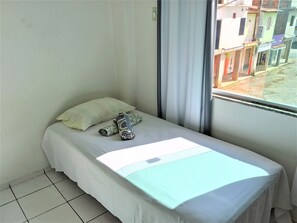 Escritorio, tabla de planchar con plancha, wifi gratis y ropa de cama 