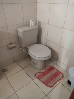 Shower, towels - Pousada HS (Gandu)