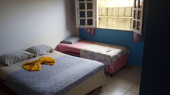 Escritorio, tabla de planchar con plancha, wifi gratis y ropa de cama 