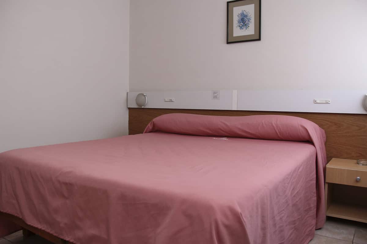 Habitación doble | Tabla de planchar con plancha, wifi gratis y ropa de cama