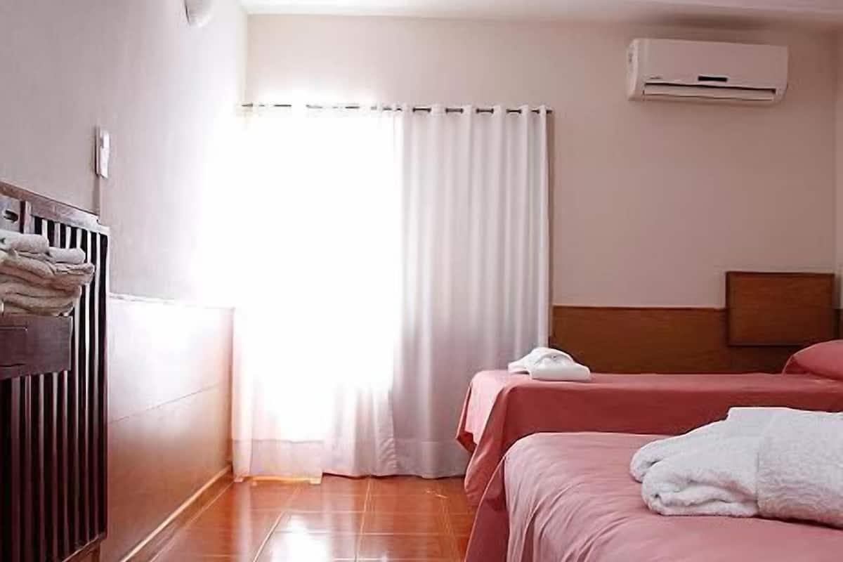 Tabla de planchar con plancha, wifi gratis y ropa de cama