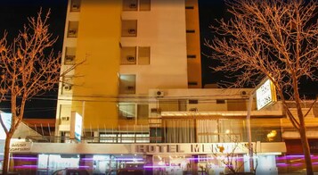 Un hotel con un cartel que dice "HOTEL MILES" y una entrada visible.