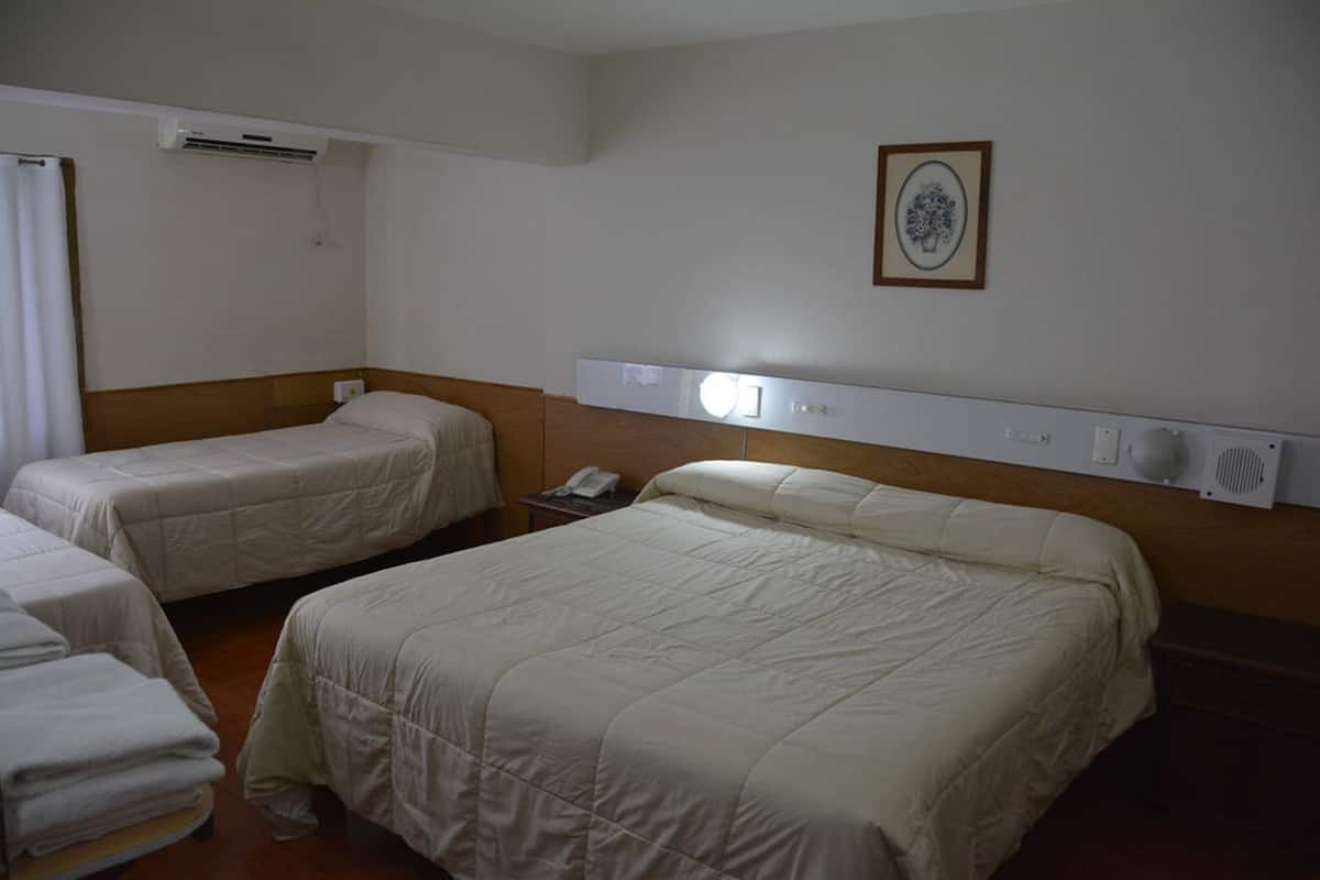 Habitación triple | Tabla de planchar con plancha, wifi gratis y ropa de cama