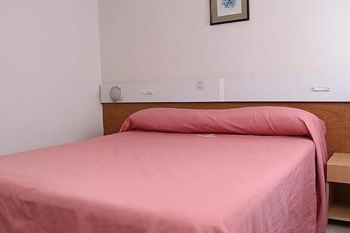 Tabla de planchar con plancha, wifi gratis y ropa de cama