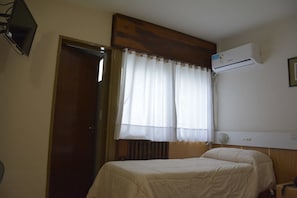 Chambre avec lits jumeaux | Fer et planche à repasser, Wi-Fi gratuit, draps fournis